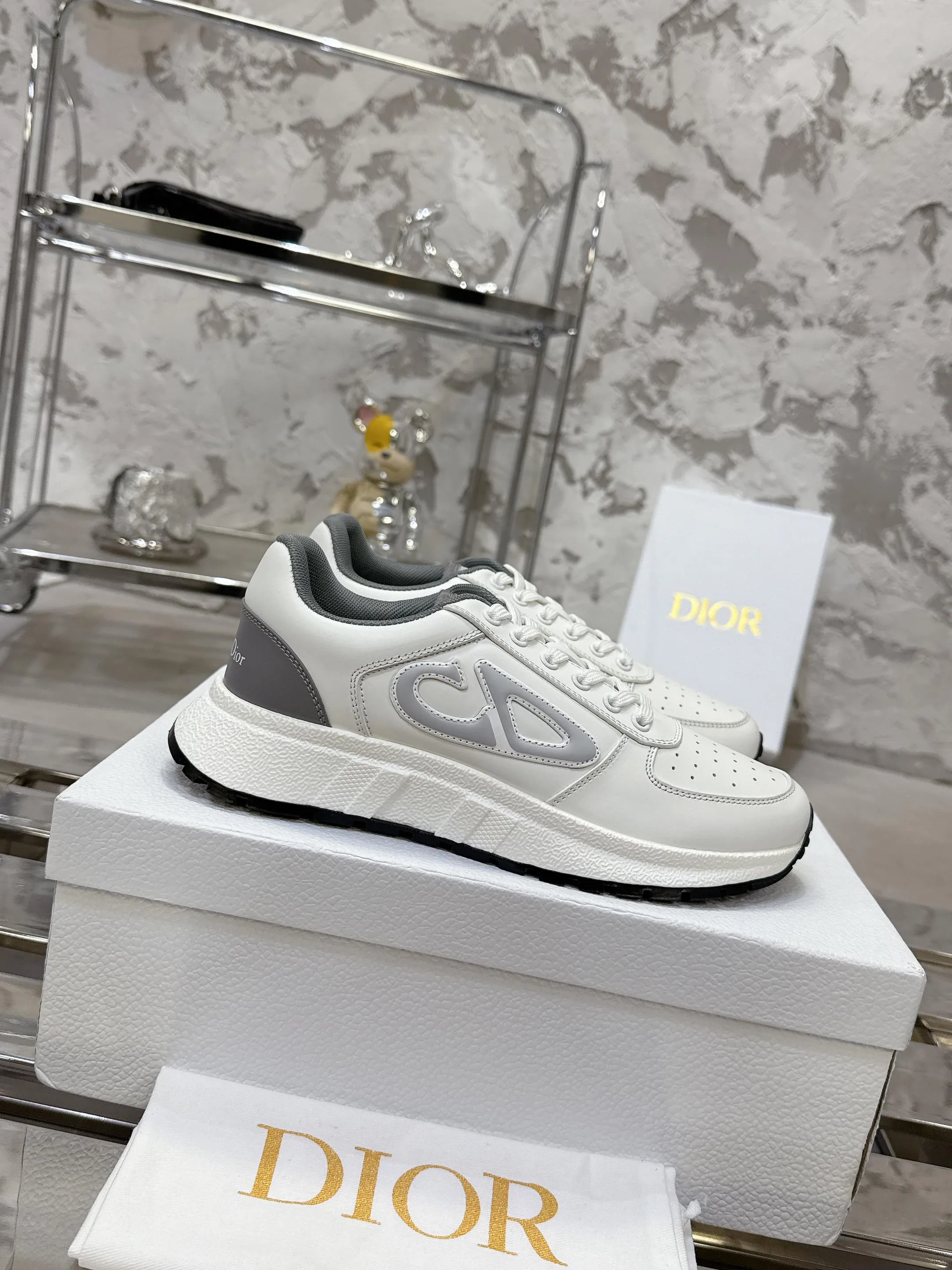 Factory price 680💰 Top version! ! ! Dior Dior's latest Run'n'Dior series, couple's thick-soled casual sneakers, originally purchased, developed and manufactured. This Run'n'Dior reinterprets sports style with an elegant and fashionable shape. The upper is crafted from white mesh fabric and features the Christian Dior Paris signature on the laces and heel. The exquisite two-color sole is light and soft, which can add a high-end temperament to all kinds of casual looks. Exquisite packaging at the delivery counter 🛍📦 ▪️Fabric: Original customized imported first-layer cowhide ▪️Inner lining: Imported original lining ▪️Sole: Original molded non-slip TPU material ▪️Size: Women's 35-41 / Men's 39-46 (Female 40 41 / Men's 38.45.46 customized)